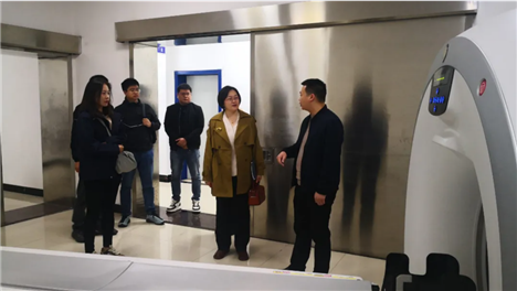 一群男人和女人站在镜子前

中度可信度描述已自动生成