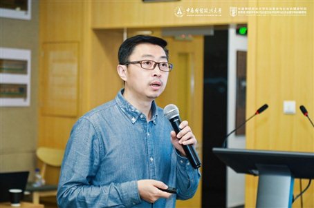 穿着蓝色衣服的男人在打电话

描述已自动生成 穿着蓝色衣服的男人在打电话

描述已自动生成