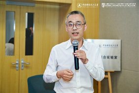 人拿着手机对着镜子自拍

中度可信度描述已自动生成