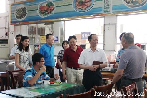 5、校领导与就餐学生亲切交谈了解情况.jpg