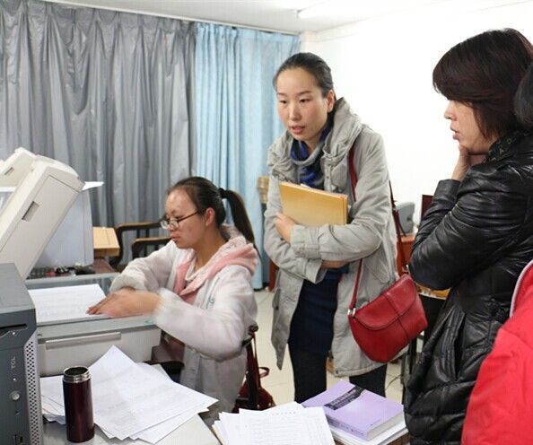 兄弟高校同行来考察我校数字化档案馆建设