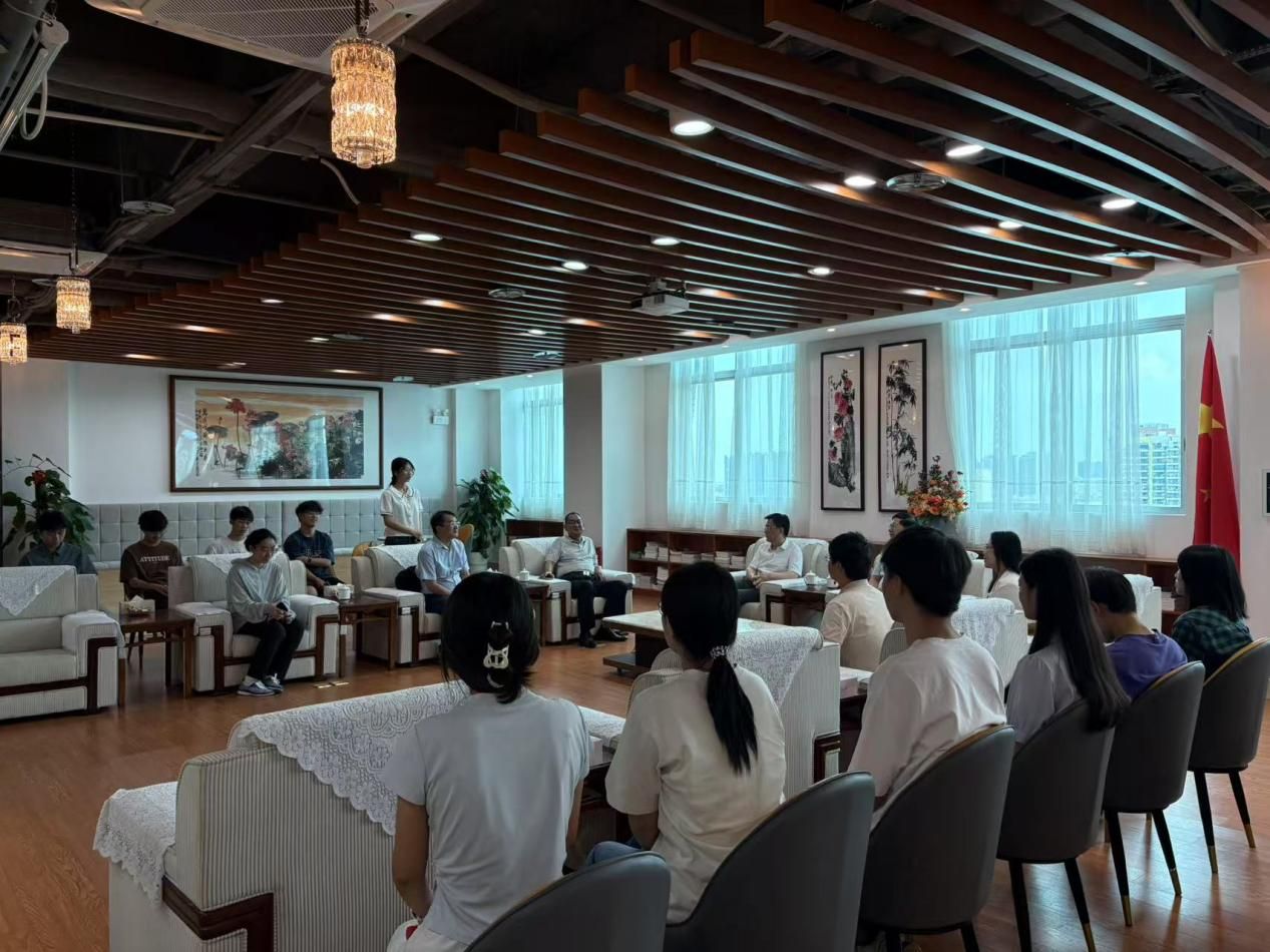 &nbsp; 七月中旬，学院依托腾讯会议等平台，开展“云端守护”活动，分年级、分批次召开线上安全教育主题班会，内容涵盖防溺水、防中暑、防诈骗等暑期重点安全事项，同时针对暑期出行、兼职、实习、社会实践等不同场景，详细讲解了交通安全、食品安全、人身财产安全等方面的防范要点。通过典型案例分析和情景模拟演练，有效提升学生的安全防范意识和应急处理能力。