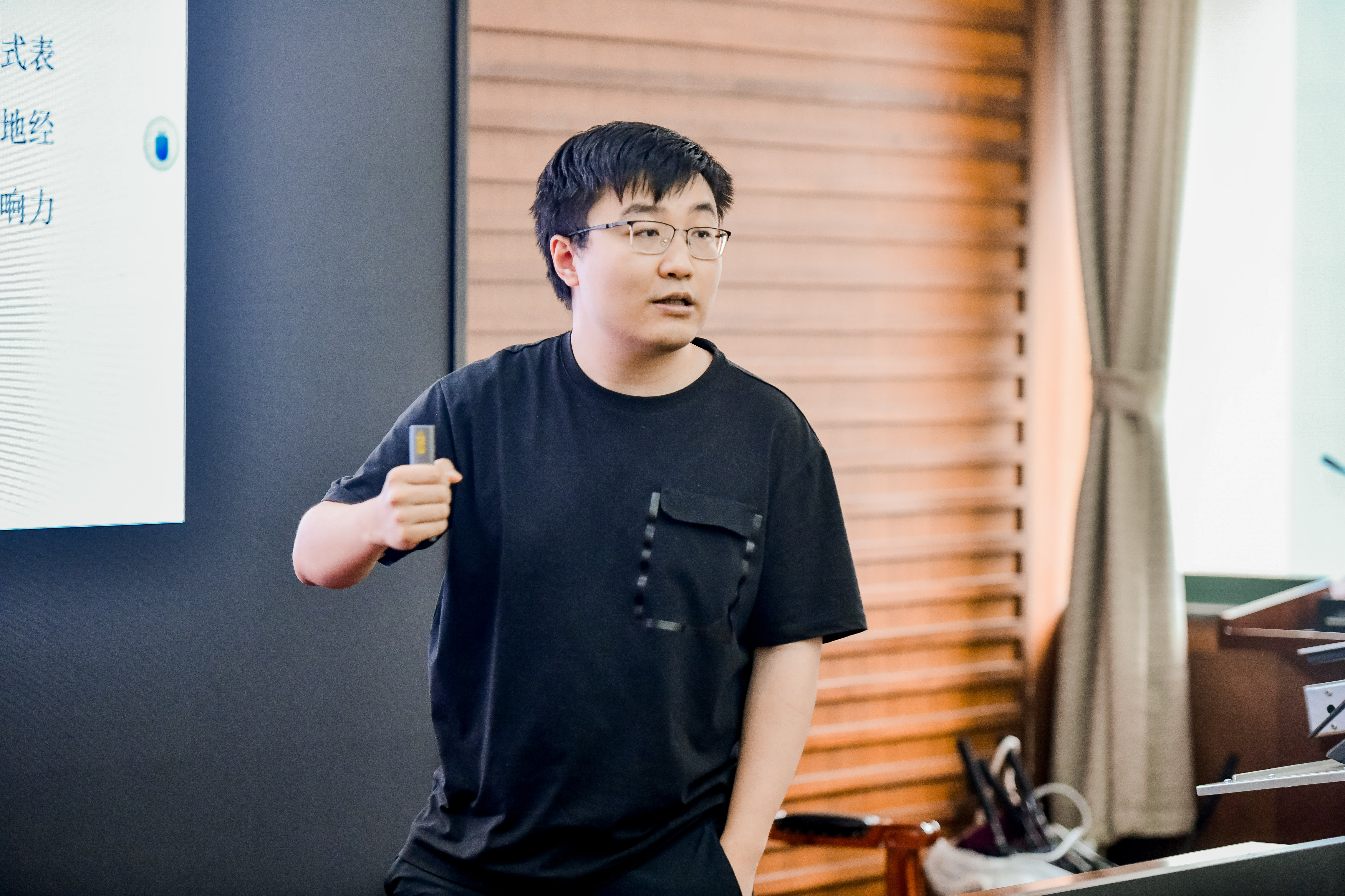 米兰电竞·(中国区)许泳昊博士做特邀报告.jpg