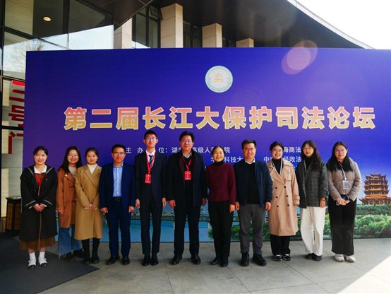 一群人站在一起

描述已自动生成