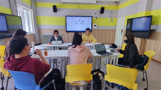 电脑前的椅子上坐着许多人

描述已自动生成