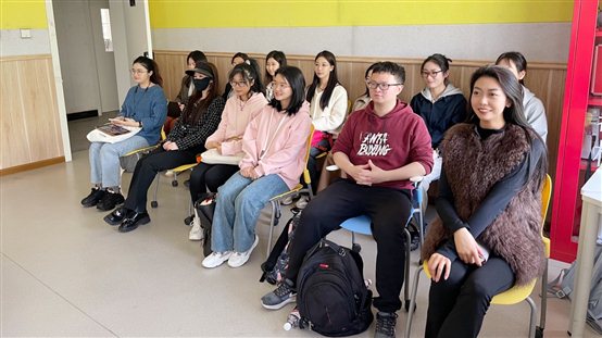 一群人坐在房间里

描述已自动生成