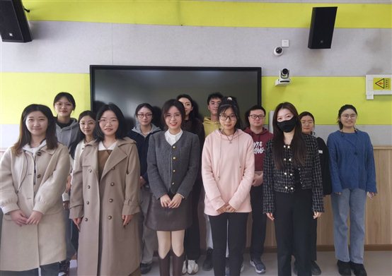 一群人站在一起

描述已自动生成