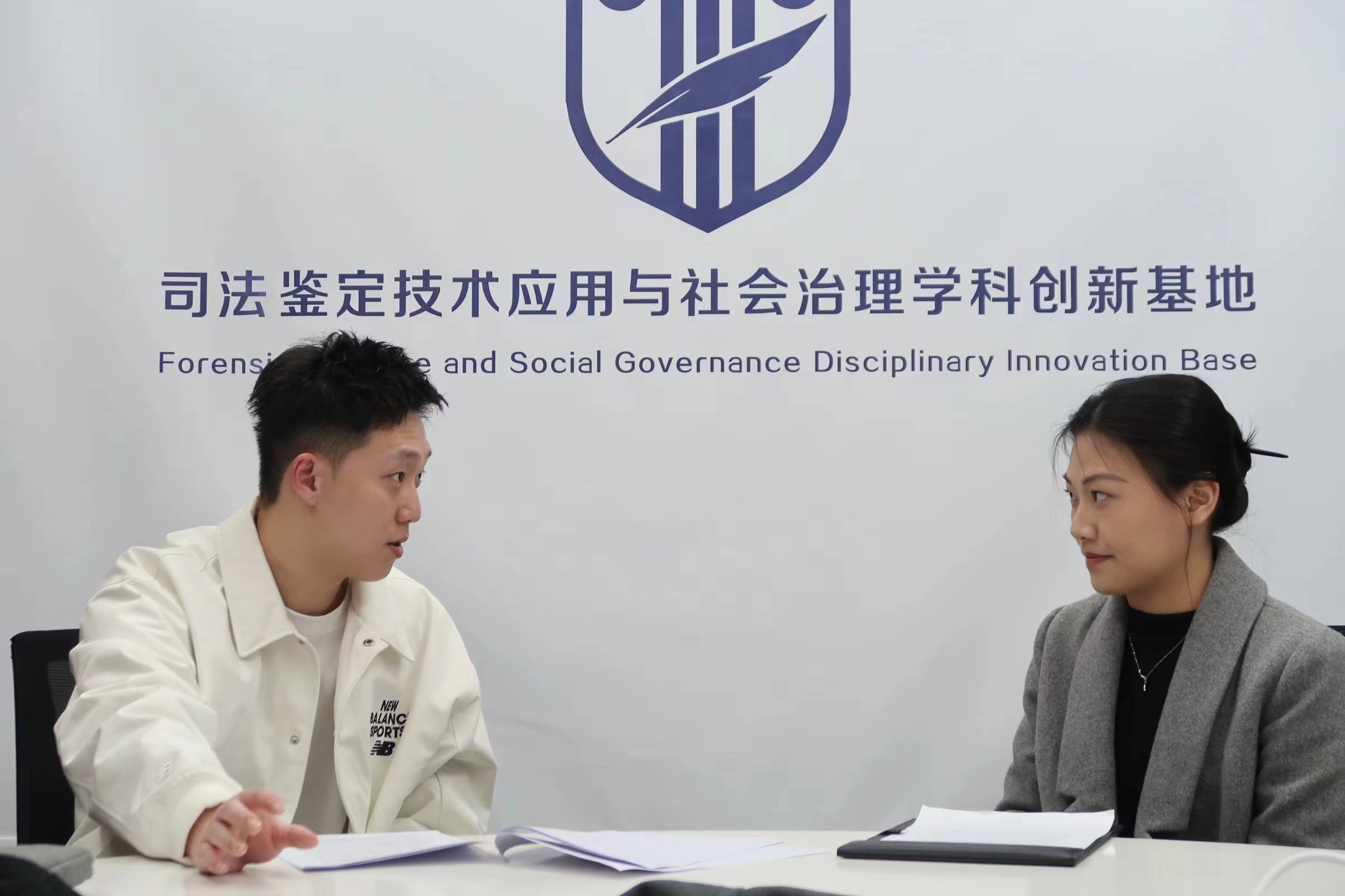 图2 夏朗老师接受记者采访（供图：王紫璇）.jpg