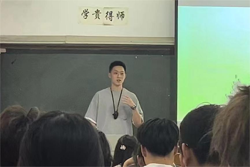 图4 夏朗老师进行课堂教学（来源：刑事司法学院）.jpg