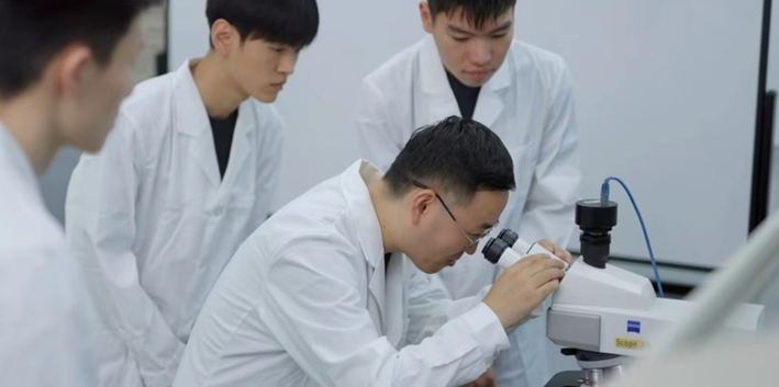 图2 崔小虎指导团队成员做实验（来源：校党委宣传部）.png