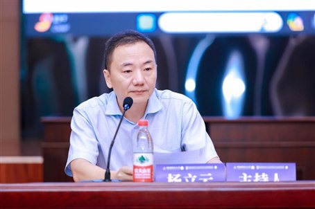 图片9 杨立云教授主持第一单元