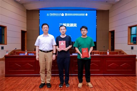 图片22.2 闫平教授、张志刚书记、杨敏教授为获奖者颁发奖状