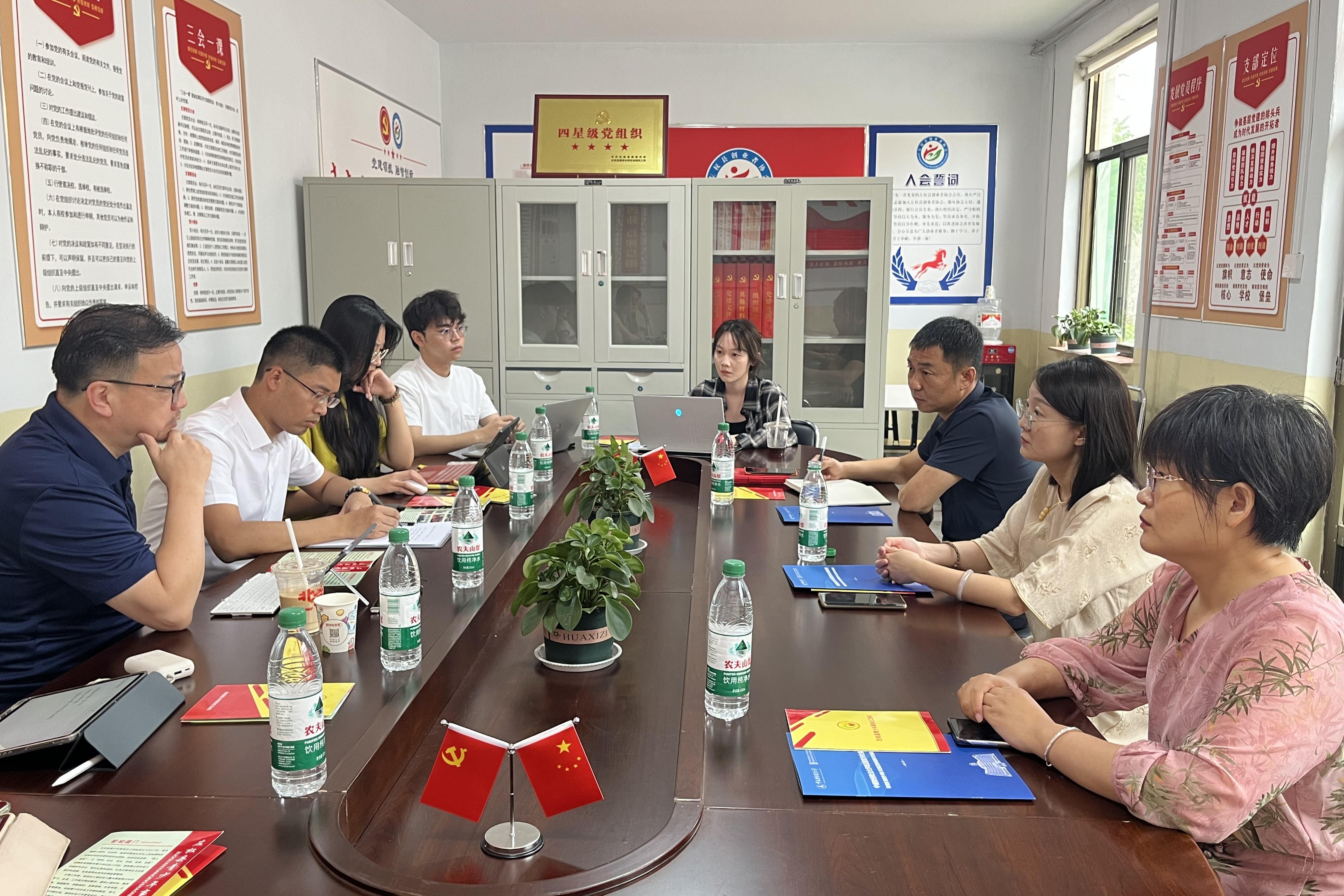 图4 调研团队与左权县青少年事务社工协会座谈交流.jpg