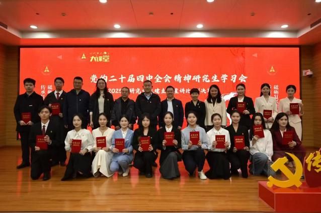 现场评委与参赛选手合影