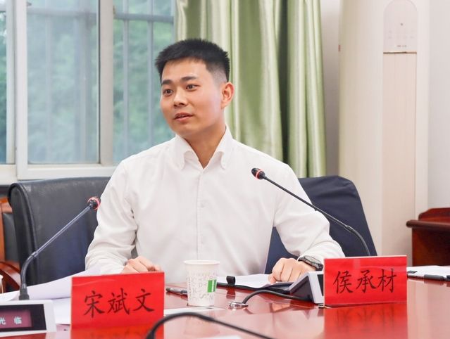 邓杨汇报了校友工作设想及校友会筹备工作情况，她表示将广泛联络广大校友，建立校友信息库，推动构建“校友—学院—顾问”发展共同体，构建常态化校友联系服务合作机制。