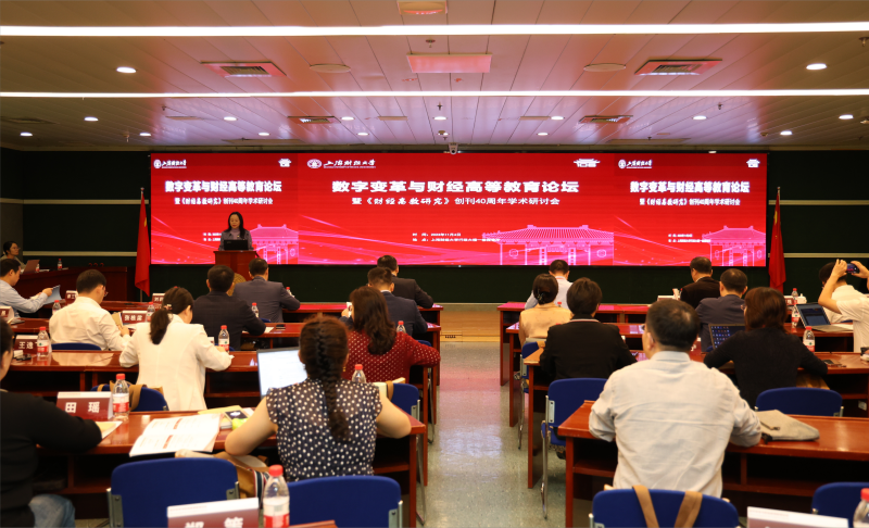 图片包含 室内, 人, 天花板, 桌子  描述已自动生成