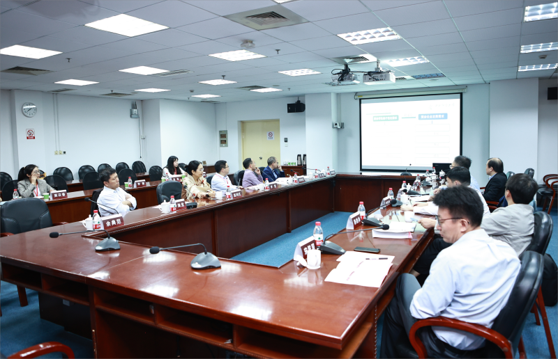 会议室里的人们  描述已自动生成