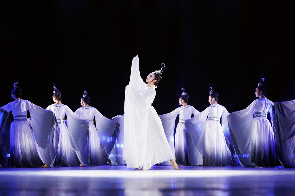金融学院《白纻舞・在水一方》从《诗经》中萃取朦胧意境