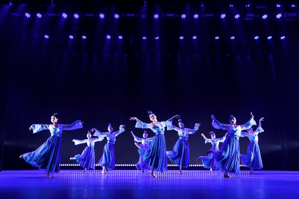 外国语学院《青山远黛》借明代诗词构建山水意境