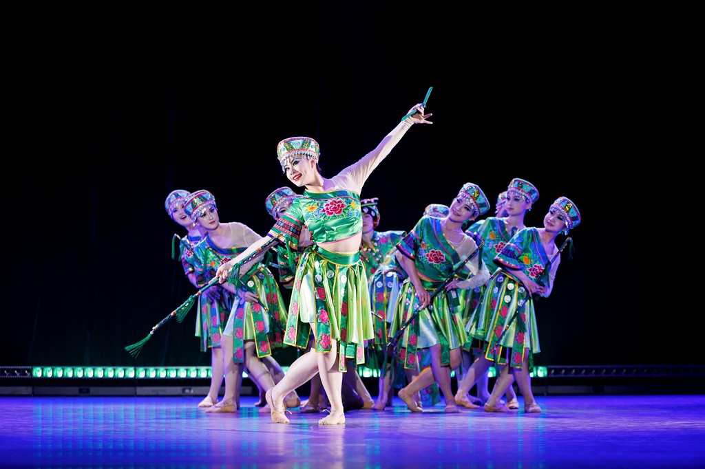 财政税务学院《普舍枝枝冒新芽》演绎春之生机