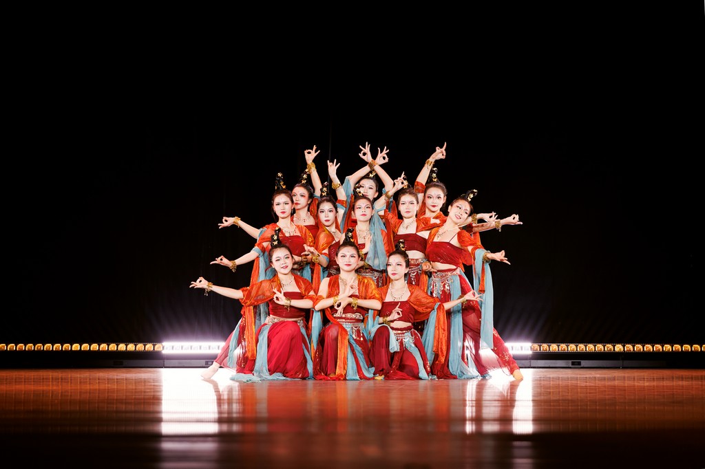 公共管理学院《敦煌伎乐舞》融合胡旋舞与霓裳羽衣的神韵