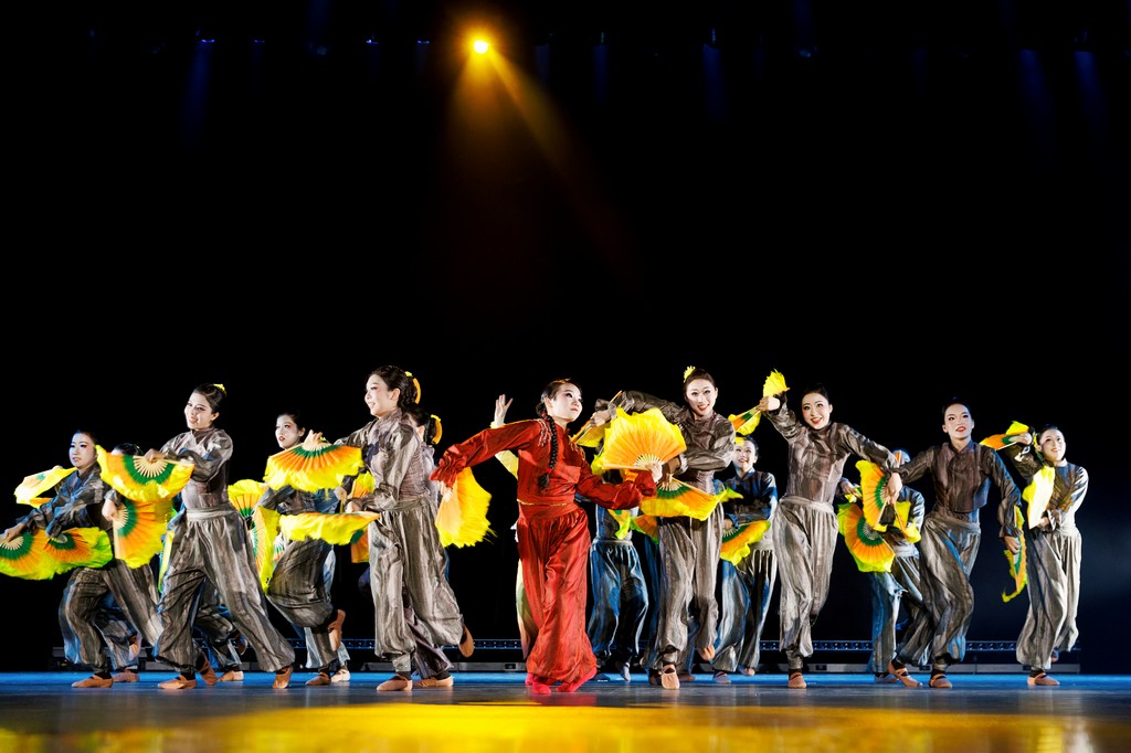 法学院《冰凌花》以东北秧歌扇骨化作“破雪之花”