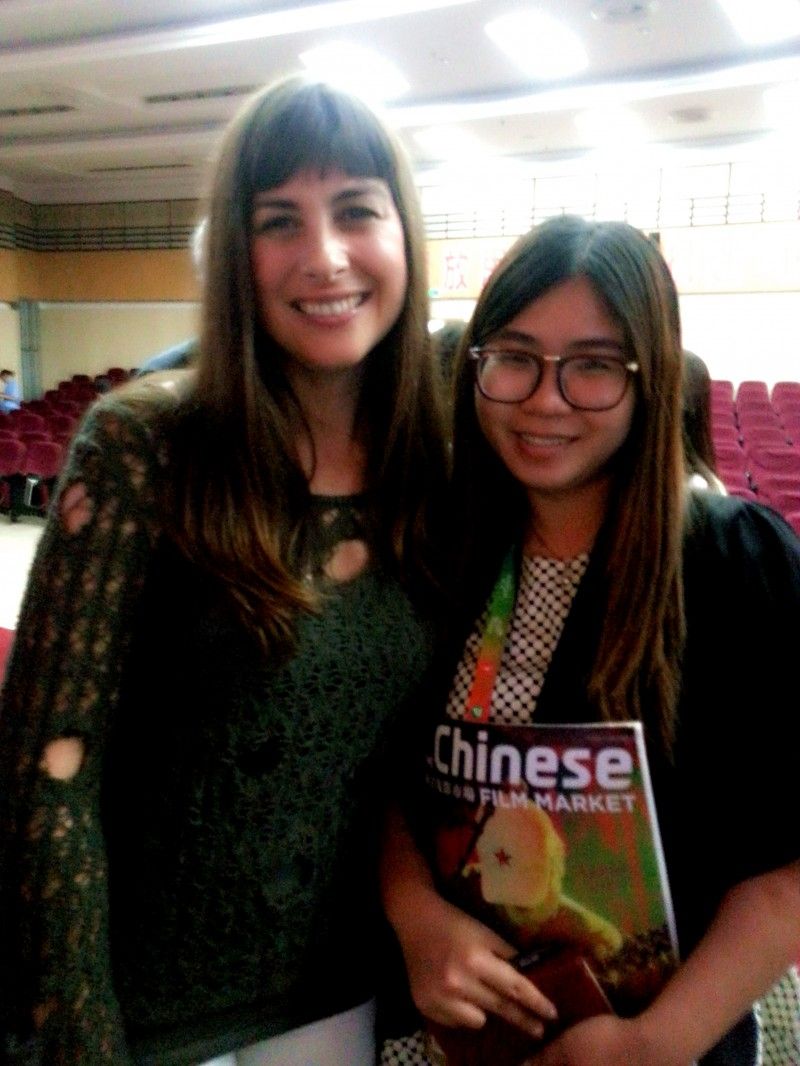 实习生黄婉君与外籍嘉宾