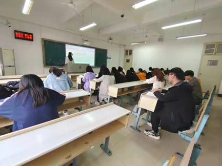 会议室里的人们  描述已自动生成