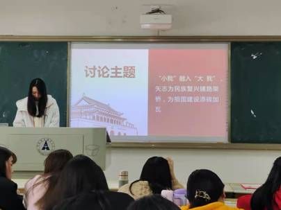 一群人在开会  描述已自动生成