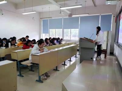 会议室里的人们  描述已自动生成