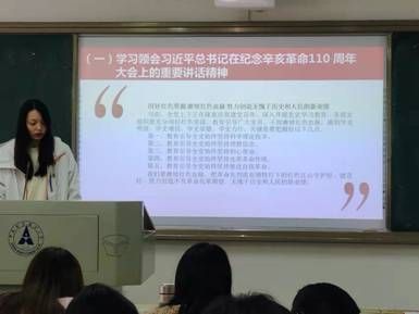 一群男人和女人在电视前  中度可信度描述已自动生成