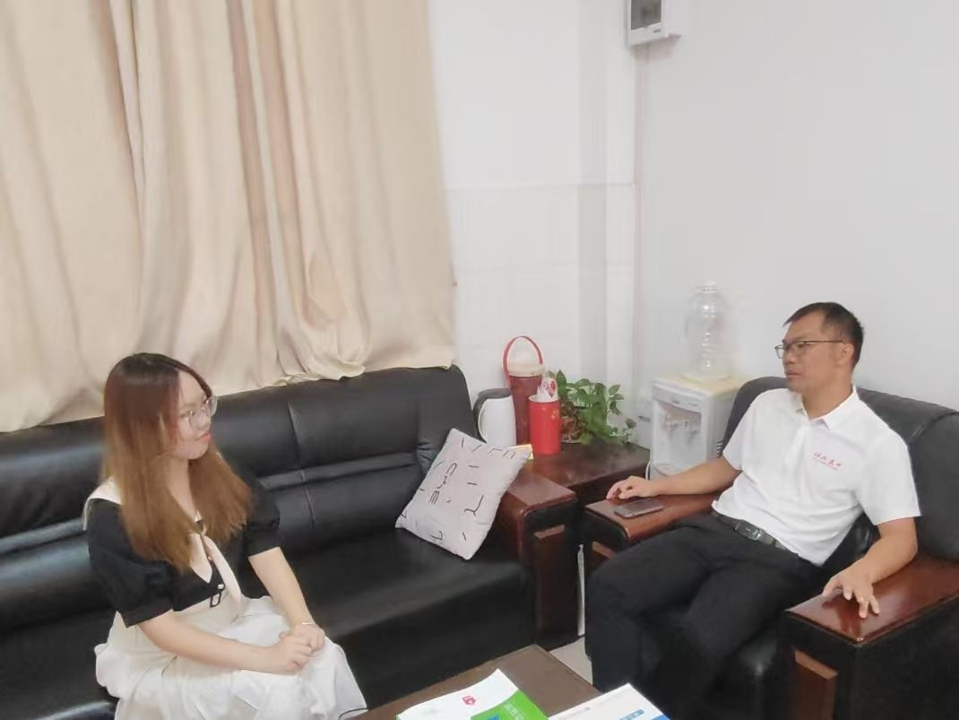 次日，团队成员怀着崇敬的心情来到金城江革命烈士纪念碑。团队成员步行至韦拔群烈士雕像前进行参观并手持实践旗帜与雕像合影留念。雕像巍然矗立在青山环绕的广场上，底座“1894 - 1932”的字样记录着这位革命先驱短暂而光辉的一生。一位队员感慨：“站在韦拔群同志的雕像前，更能感受到他‘为人民解放事业献身’的坚定信念，这种精神力量正是红色教育的核心。”