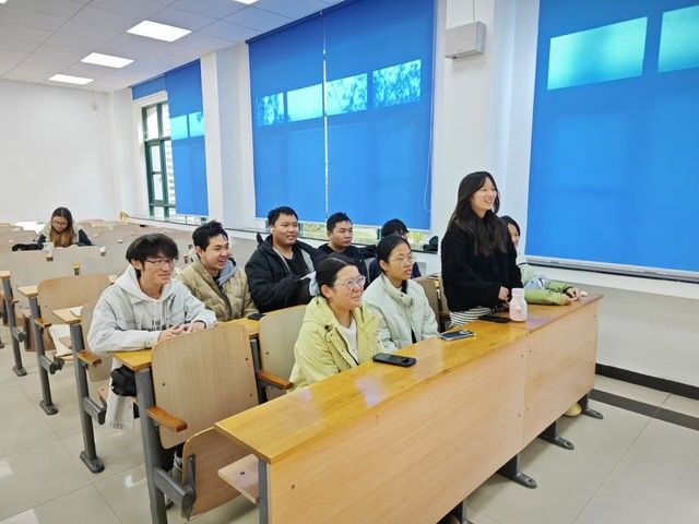 &nbsp;在知识学习环节中，活动精选了消防宣传视频与典型案例短片进行播放，聚焦日常学习生活中易忽视的电器使用、杂物堆放等安全隐患。在随后的互动研讨环节中，同学们又以小组为单位，围绕典型火灾事故的成因、教训展开深入分析，积极分享身边潜在的消防隐患及应对方案，现场讨论氛围热烈。