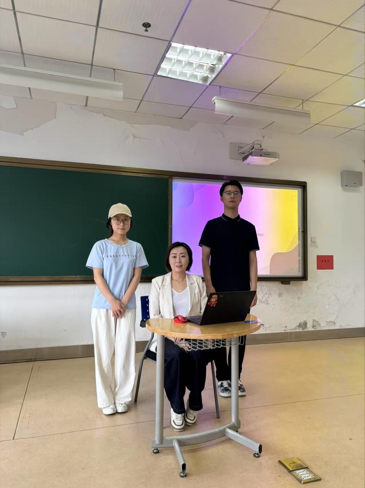 团队指导老师万健琳教授对项目进行指导